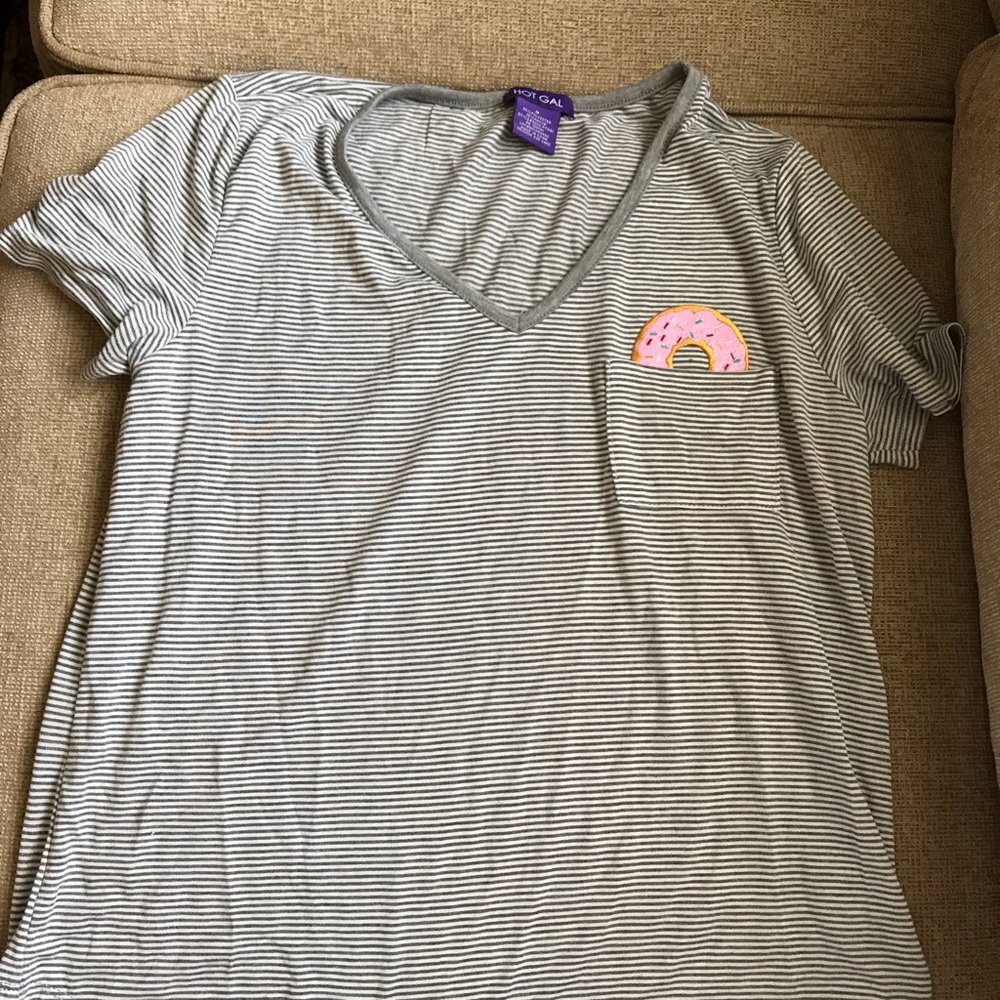 🌸 Striped shirt with donut in pocket